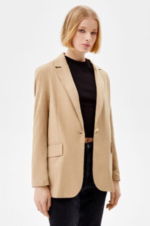 Blazer cắt may nữ tính